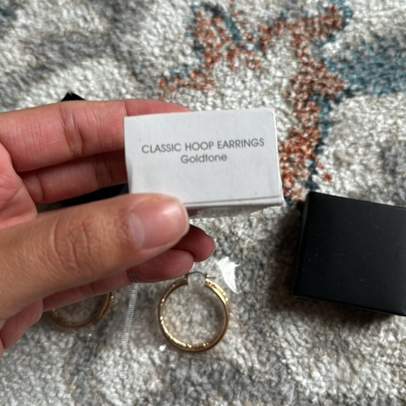 Classic gold hoop earrings AVON NWT - Picture 3 of 6